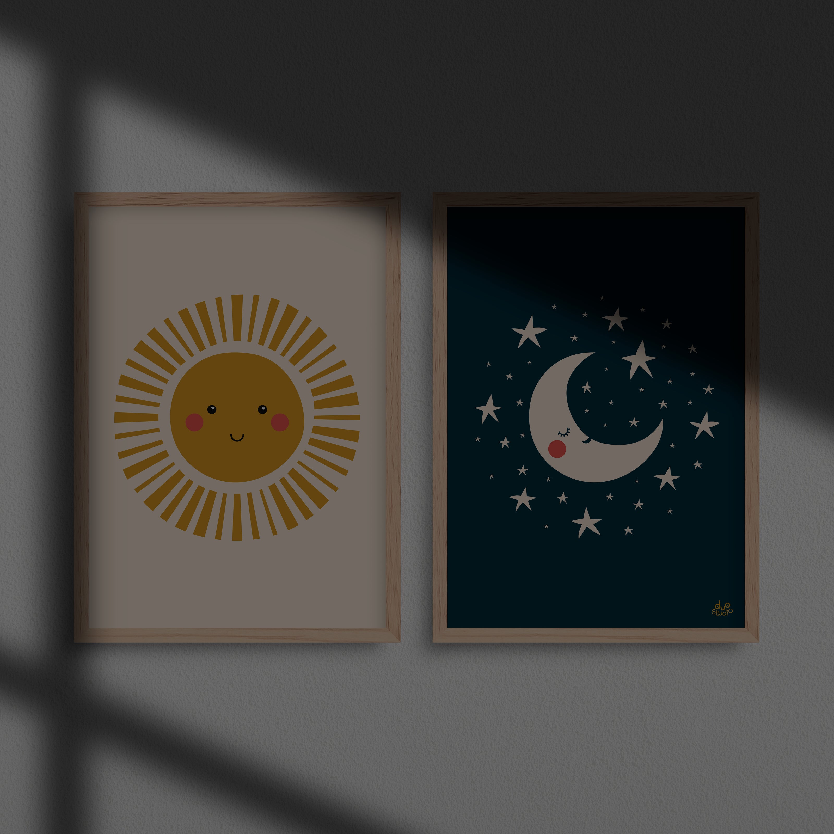 Plakater til børn med en skinnende sol og en måne og stjerner.