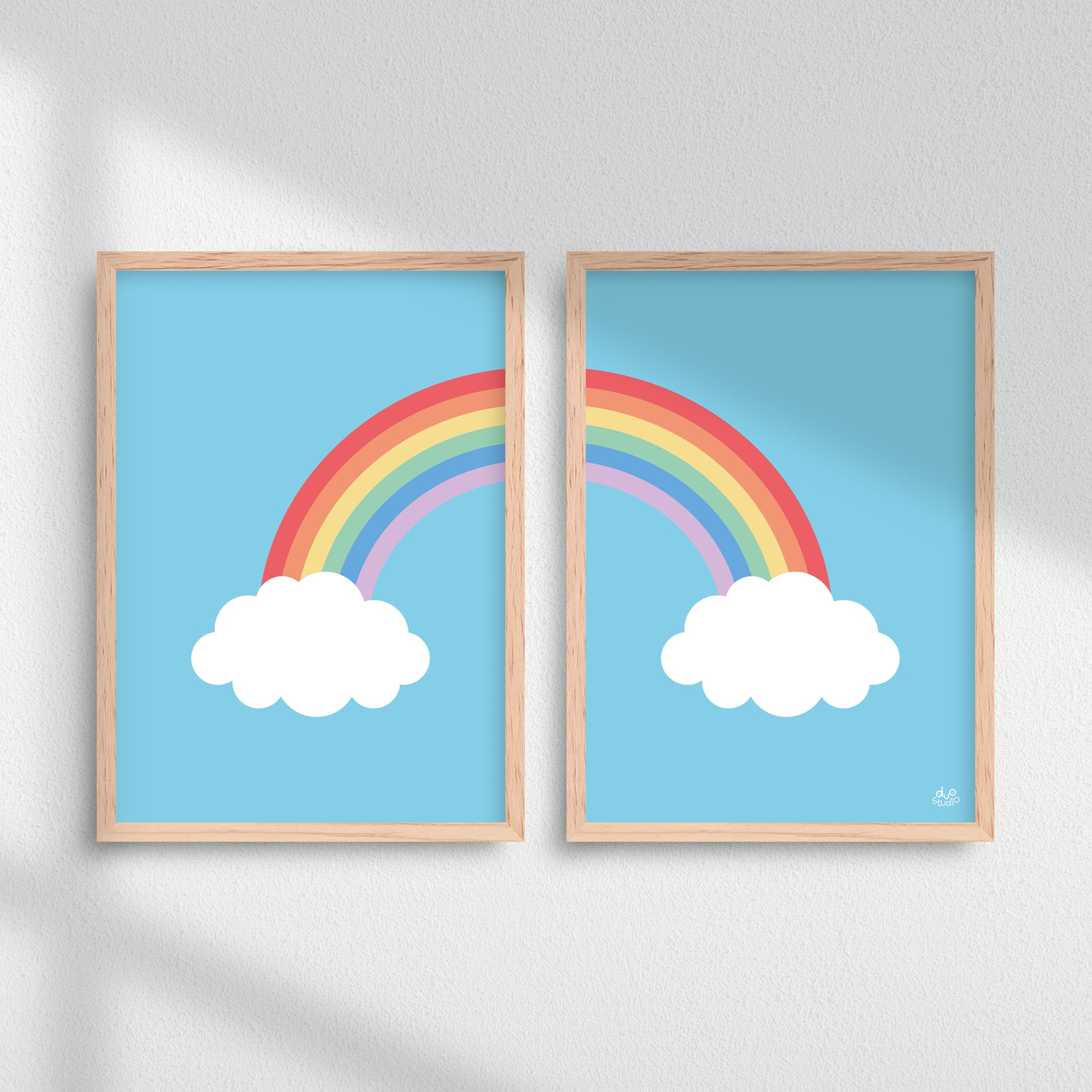 Plakater til børn af en farverig regnbue på en himmel med skyer.
