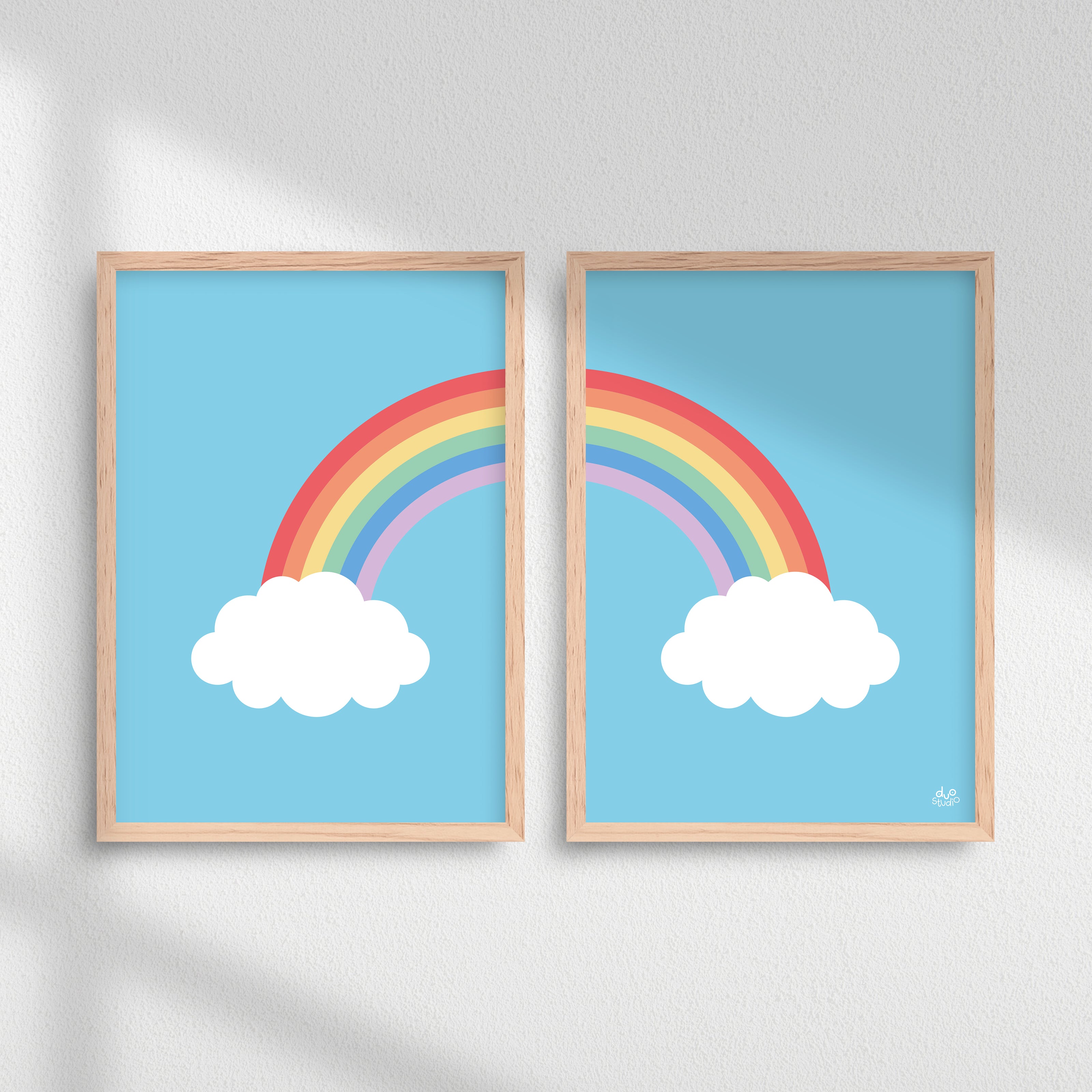 Plakater til børn af en farverig regnbue på en himmel med skyer.