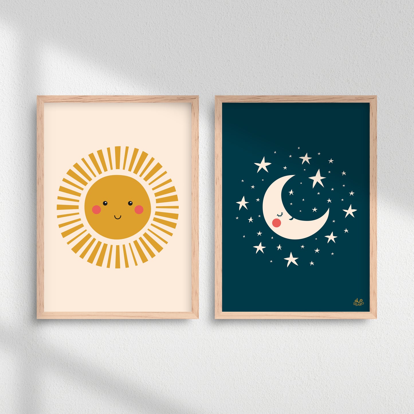 Plakater til børn med en skinnende sol og en måne og stjerner.