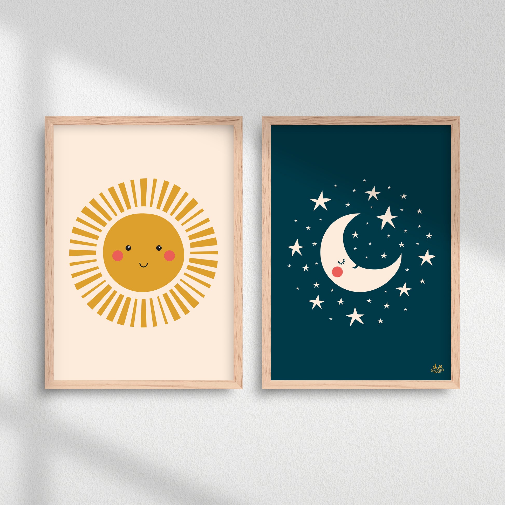Plakater til børn med en skinnende sol og en måne og stjerner.
