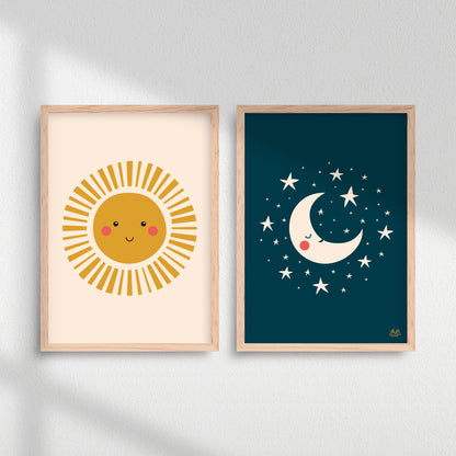 Plakater til børn med en skinnende sol og en måne og stjerner.