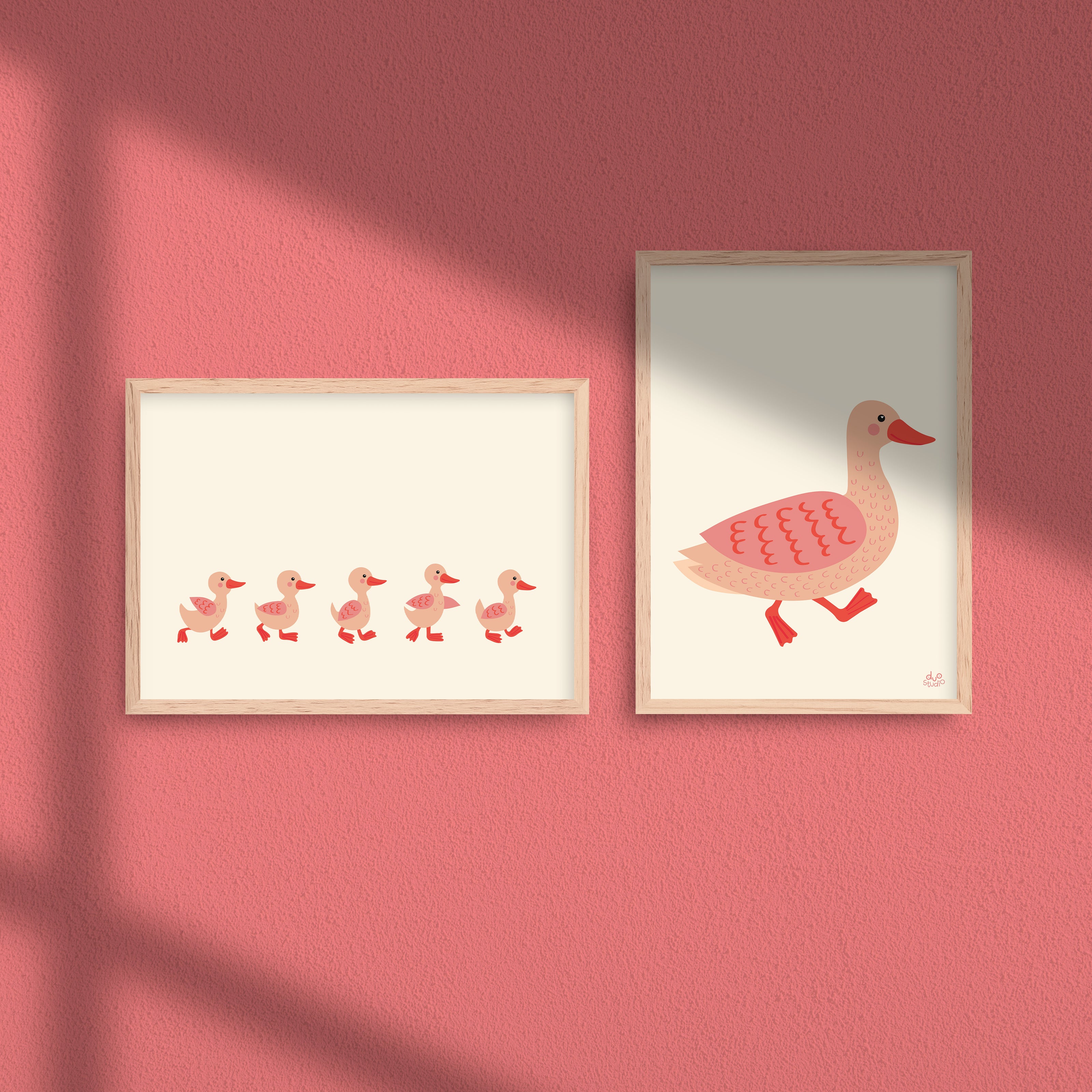 Plakater til børn af illustrerede ællinger og en andemor, der går en tur.