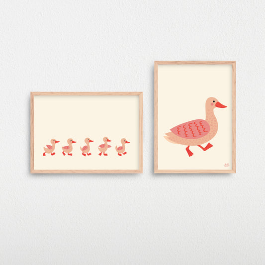 Plakater til børn af illustrerede ællinger og en andemor, der går en tur.