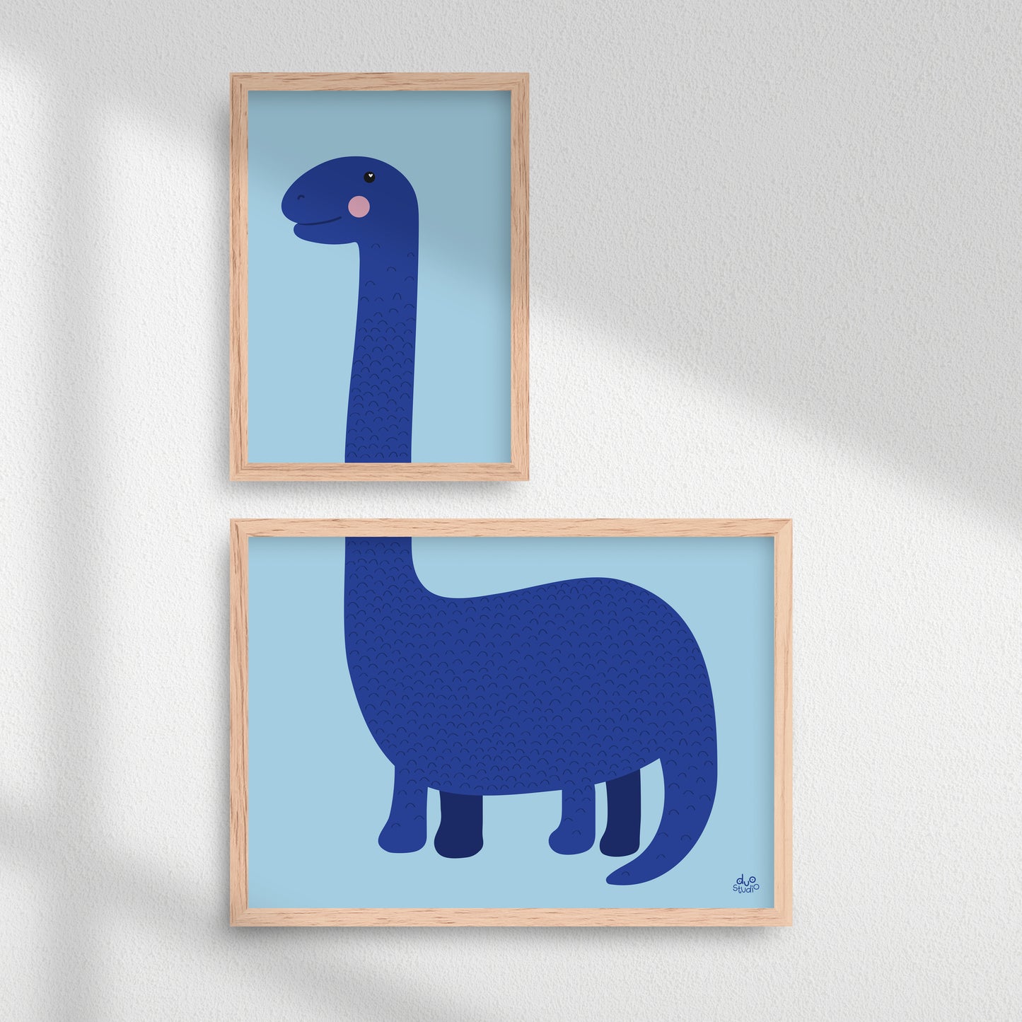 Plakater til børn af en sød, blå, illustreret dinosaur.